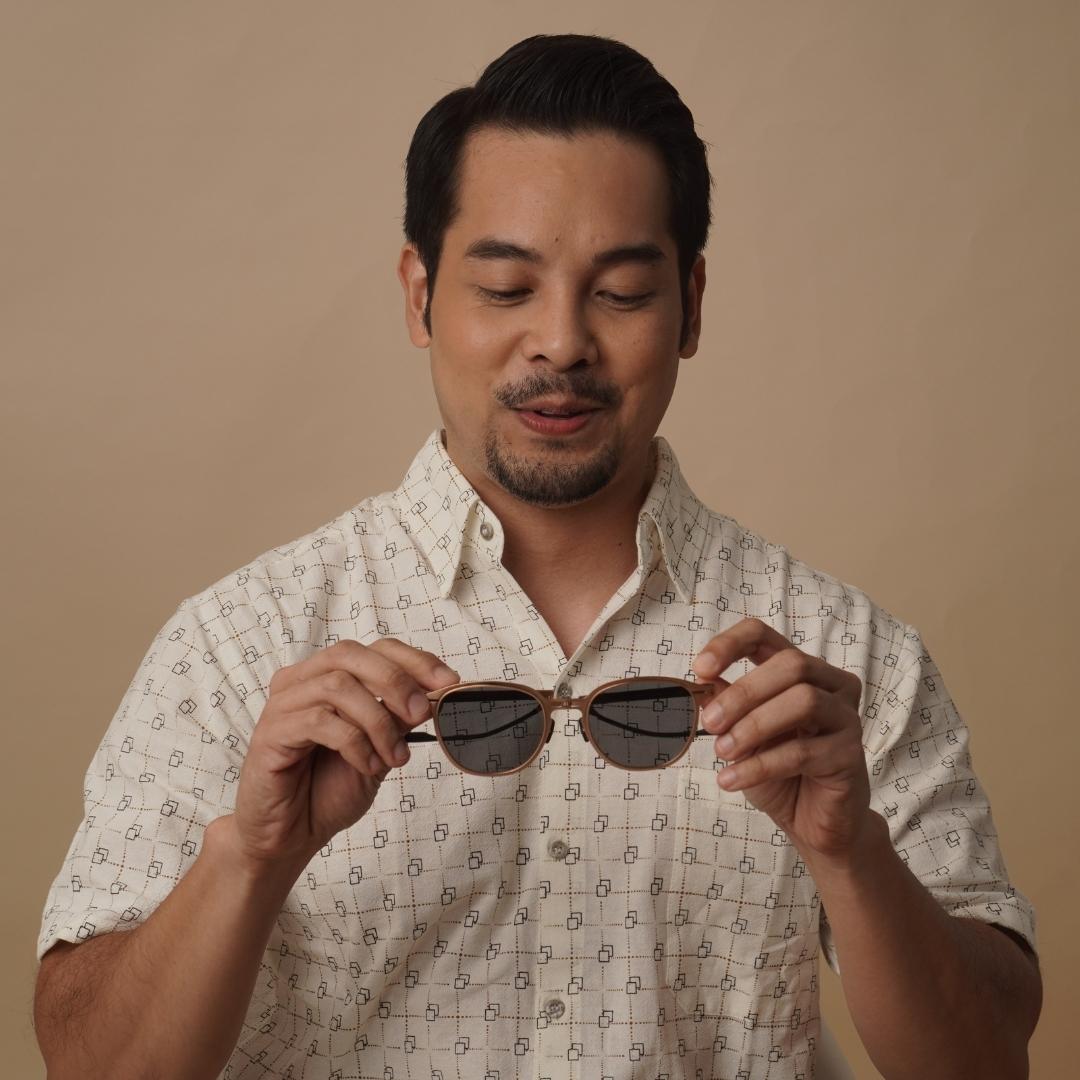 Fold the arms again and fold the nose pads too. Fold the arms again and fold the nose pads too.